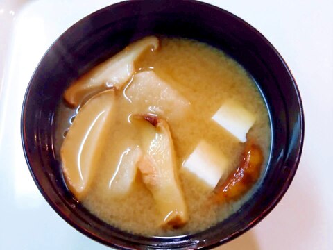 椎茸と豆腐と麩の味噌汁